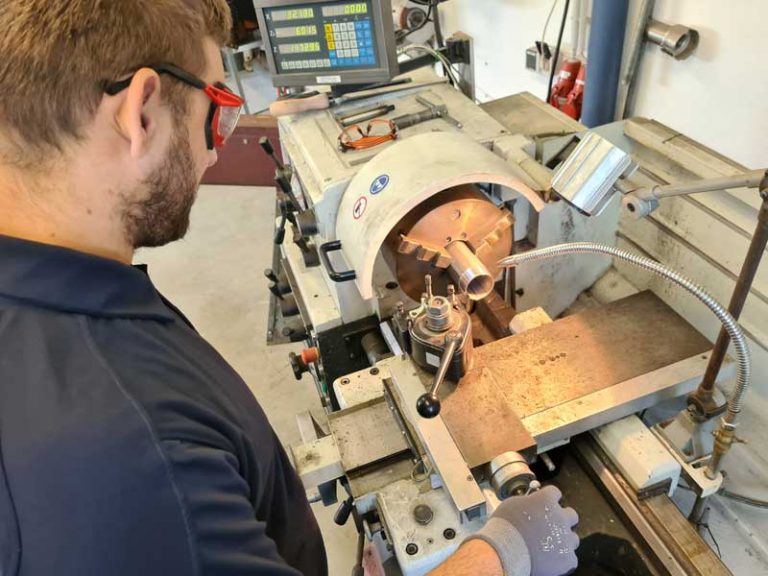 Mechanische Bearbeitung, Mann, Drehbank, AIRVALVE, Ventillösung