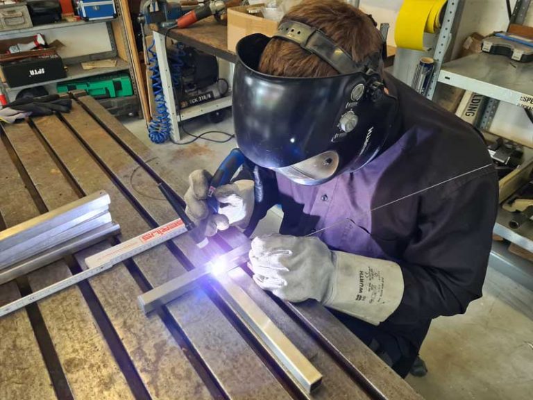 Metall-Schweißen, Mann, AIRVALVE, Ventillösung